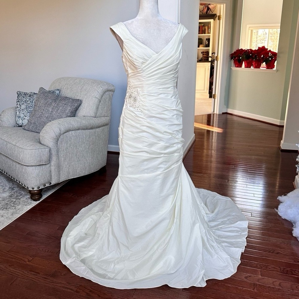 NWT Davids Bridal Layered Ruched Plunge Neck Embellished Wedding Dress Size 12